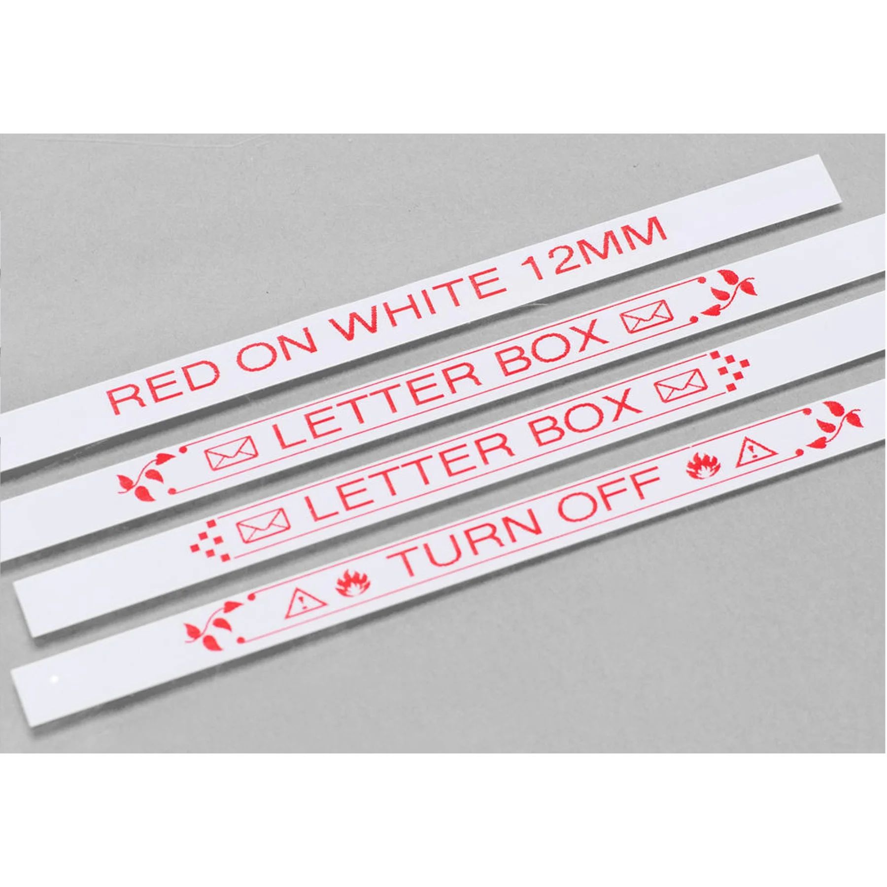 Cinta laminada rojo sobre blanco 12mm x 8mt
